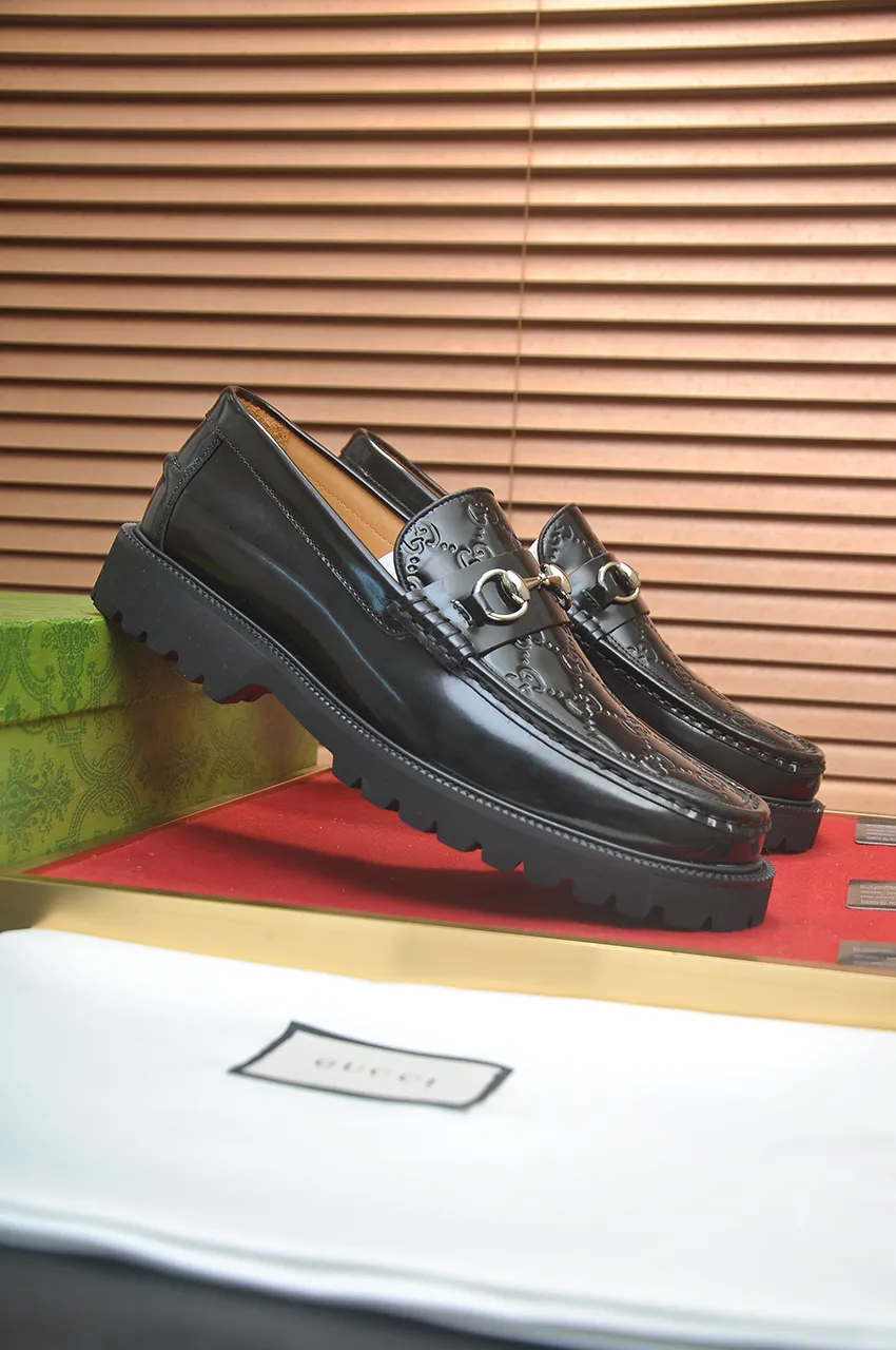 Men's shoes💰560💶Italy's top luxury men's shoe giant (GUCCI) (Gucci) (full cowhide lining) new arrival🍃Original European style🔰 Pleasant to the eye😍In order to make the shoes more durable and non-deformable🌀The production continues to follow traditional methods but there is still no lack of innovation💪Choose original sheepskin for the leather♻️ Smooth and natural And extra bright ⭐Made of imported cowhide, the first choice of rich people 38-45 (45 customized)